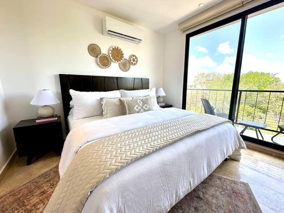 Cozy With Balcony And Rooftop Pool In Apartment