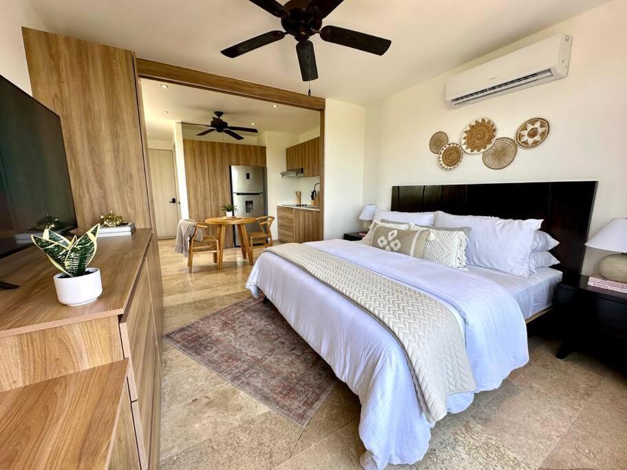 Cozy With Balcony And Rooftop Pool In Apartment *
